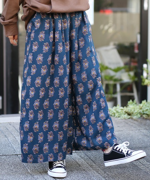 チチカカ（チチカカ）の「ウォッシャブルレーヨンフラワープリントパンツ（その他パンツ・レディース・キャメル/ネイビー/グリーン・LARGE/MEDIUM）」の6枚目の写真