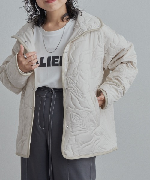 COLONY 2139(コロニートゥーワンスリーナイン)の「2WAYニュアンス柄キルトボンディングパイピングスタンドジャケット(ブルゾン・レディース・カーキ/アイボリー/ブラック・FREE)」の4枚目の写真