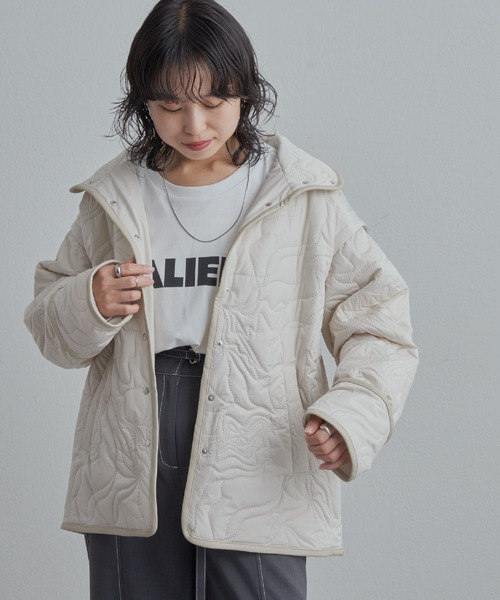 COLONY 2139(コロニートゥーワンスリーナイン)の「2WAYニュアンス柄キルトボンディングパイピングスタンドジャケット(ブルゾン・レディース・カーキ/アイボリー/ブラック・FREE)」の5枚目の写真
