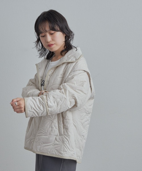 COLONY 2139(コロニートゥーワンスリーナイン)の「2WAYニュアンス柄キルトボンディングパイピングスタンドジャケット(ブルゾン・レディース・カーキ/アイボリー/ブラック・FREE)」の6枚目の写真