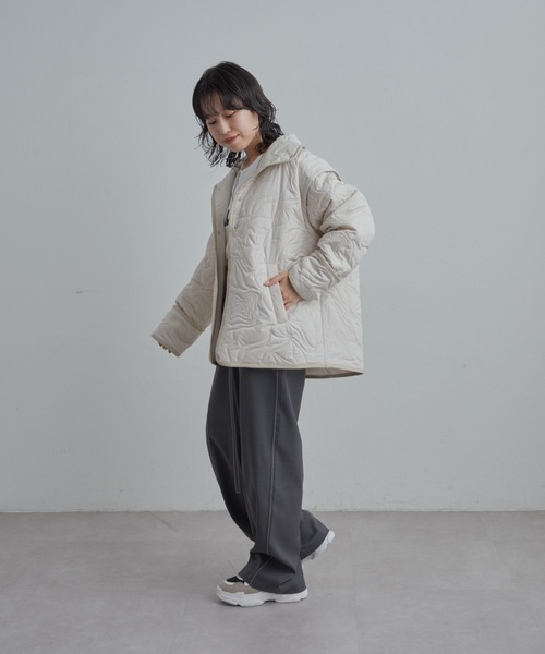 COLONY 2139(コロニートゥーワンスリーナイン)の「2WAYニュアンス柄キルトボンディングパイピングスタンドジャケット(ブルゾン・レディース・カーキ/アイボリー/ブラック・FREE)」の15枚目の写真
