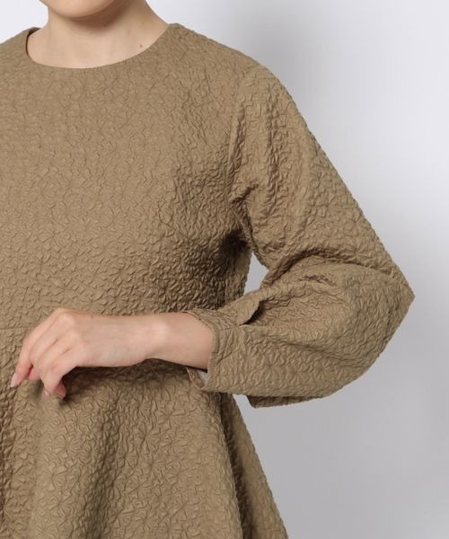 mysty woman(ミスティウーマン)の「ペプラムジャガードチュニックブラウス 976663(Tシャツ/カットソー・レディース・モカ/アイボリー/ブラック・FREE)」の13枚目の写真