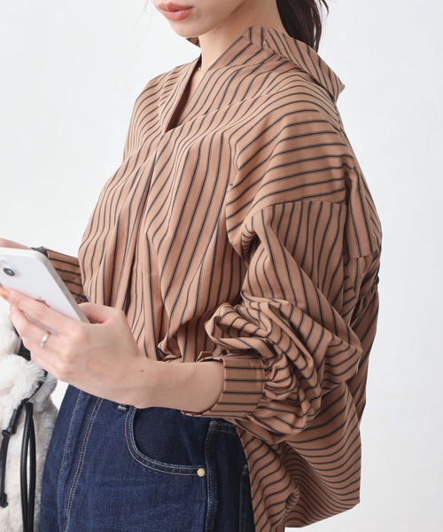 Chez toi(シェトワ)の「BACKギャザースキッパーシャツ(シャツ/ブラウス・レディース・キャメル/アイボリー/ネイビー/グレー・FREE)」の1枚目の写真