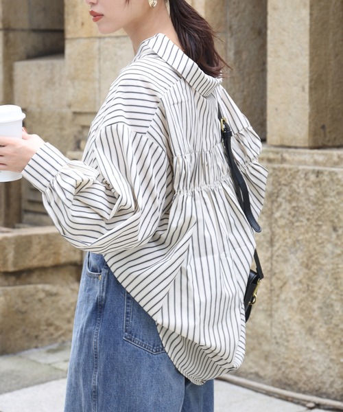 Chez toi(シェトワ)の「BACKギャザースキッパーシャツ(シャツ/ブラウス・レディース・キャメル/アイボリー/ネイビー/グレー・FREE)」の5枚目の写真