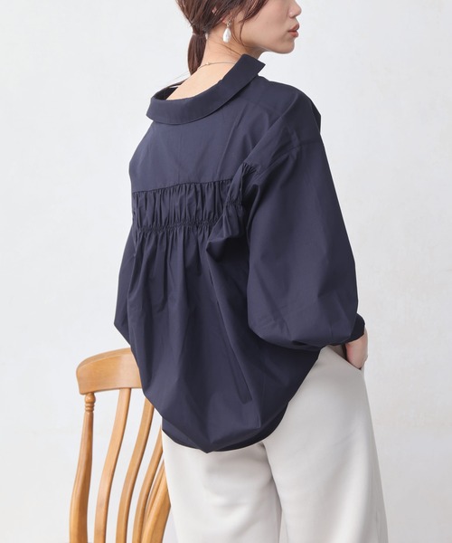 Chez toi(シェトワ)の「BACKギャザースキッパーシャツ(シャツ/ブラウス・レディース・キャメル/アイボリー/ネイビー/グレー・FREE)」の7枚目の写真