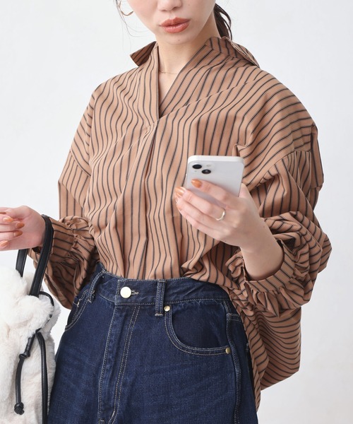 Chez toi(シェトワ)の「BACKギャザースキッパーシャツ(シャツ/ブラウス・レディース・キャメル/アイボリー/ネイビー/グレー・FREE)」の8枚目の写真