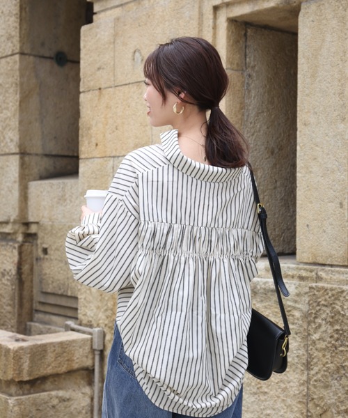 Chez toi(シェトワ)の「BACKギャザースキッパーシャツ(シャツ/ブラウス・レディース・キャメル/アイボリー/ネイビー/グレー・FREE)」の12枚目の写真