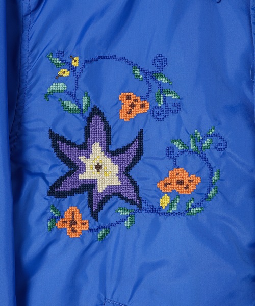 KHOKI（コッキ）の「Cross-stitch coach jacket（その他アウター・メンズ・ブルー/イエロー/ホワイト/グリーン・2/3）」の9枚目の写真