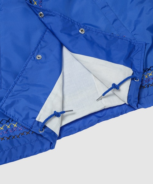 KHOKI（コッキ）の「Cross-stitch coach jacket（その他アウター・メンズ・ブルー/イエロー/ホワイト/グリーン・2/3）」の13枚目の写真