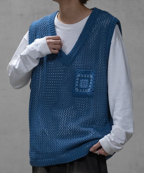 JOHN'S CLOSET（ジョンズクローゼット）の「【a】クロシェポケット オーバーサイズ メッシュベスト（ベスト・メンズ・アイボリー/ブラック/ブルー・MEDIUM/LARGE）」の2枚目の写真