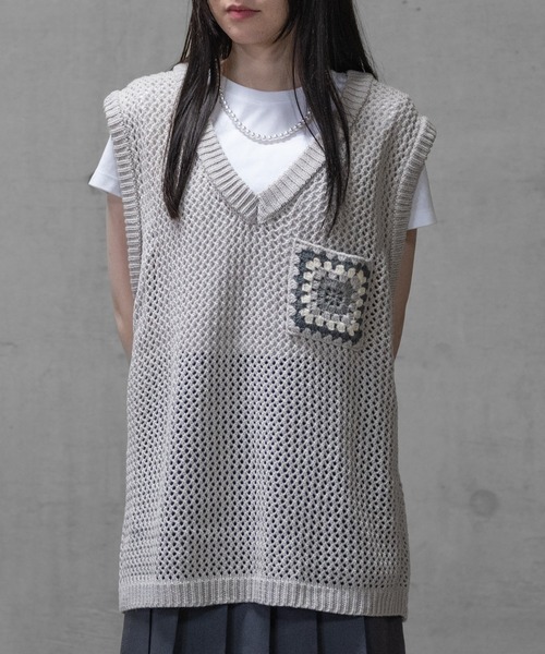 JOHN'S CLOSET（ジョンズクローゼット）の「【a】クロシェポケット オーバーサイズ メッシュベスト（ベスト・メンズ・アイボリー/ブラック/ブルー・MEDIUM/LARGE）」の18枚目の写真