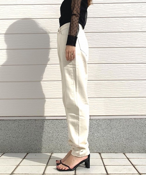 Q（キュー）の「テーパードデニム（デニムパンツ・レディース・アイボリー・MEDIUM/SMALL）」の3枚目の写真