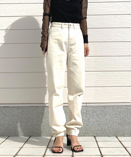 Q（キュー）の「テーパードデニム（デニムパンツ・レディース・アイボリー・MEDIUM/SMALL）」の2枚目の写真