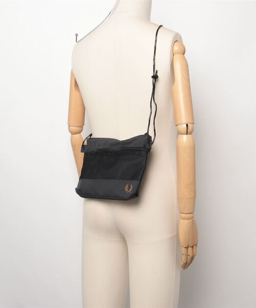 FRED PERRY（フレッドペリー）の「Crinkle Nylon Mesh Sacoche
