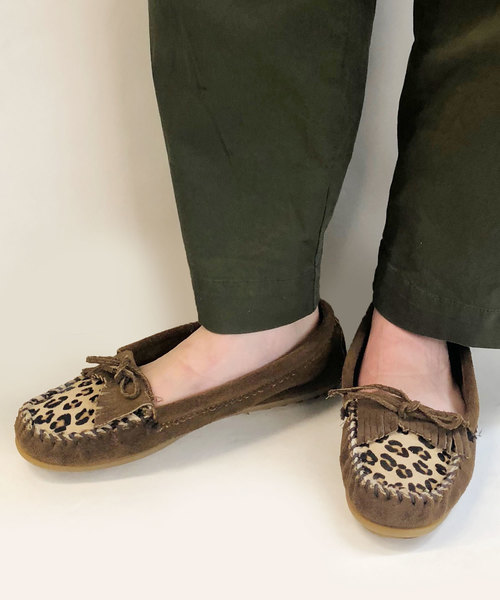 Minnetonka(ミネトンカ)の「【MINNETONKA】 ミネトンカ LEOPARD KILTY/ レオパードキルティー モカシン(モカシン/デッキシューズ)」|ダークブラウン