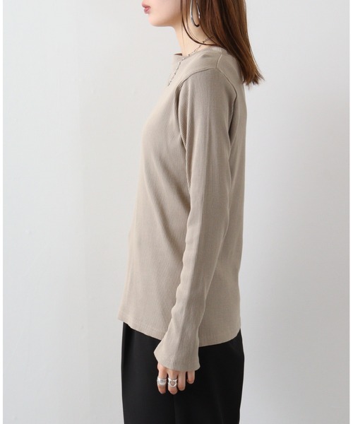 atONE(アットワン)の「atONE 袖スリットプルオーバー(Tシャツ/カットソー・レディース・キャメル/ブラック/グレイッシュベージュ・3L/4L/L/LL/M)」の22枚目の写真