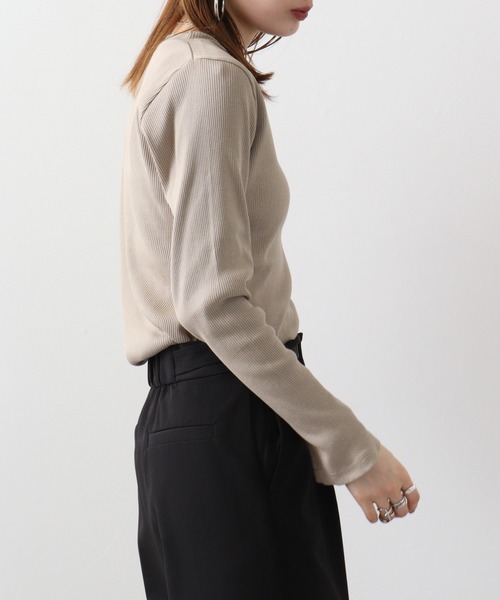 atONE(アットワン)の「atONE 袖スリットプルオーバー(Tシャツ/カットソー・レディース・キャメル/ブラック/グレイッシュベージュ・3L/4L/L/LL/M)」の15枚目の写真