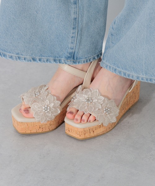 INGNI(イング)の「フラワーモチーフウェッジサンダル(サンダル・レディース・ピンクベージュ/オフホワイト・M/L)」の1枚目の写真