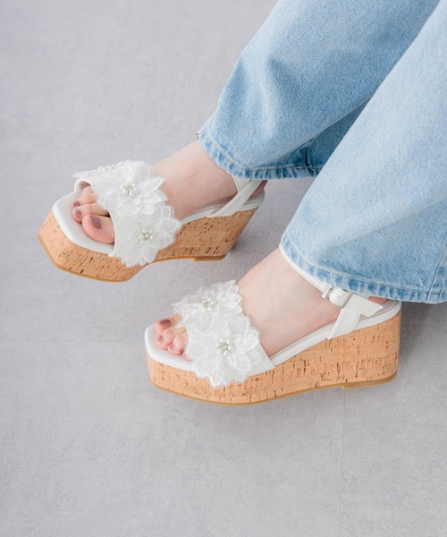 INGNI(イング)の「フラワーモチーフウェッジサンダル(サンダル・レディース・ピンクベージュ/オフホワイト・M/L)」の2枚目の写真