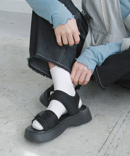 Crisp（クリスプ）の「厚底スポーツサンダル（サンダル・レディース・ブラック・36inch/37inch）」の4枚目の写真