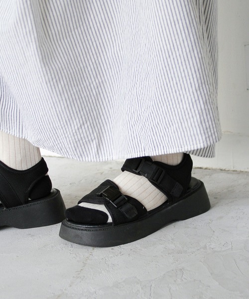 Crisp（クリスプ）の「厚底スポーツサンダル（サンダル・レディース・ブラック・36inch/37inch）」の17枚目の写真