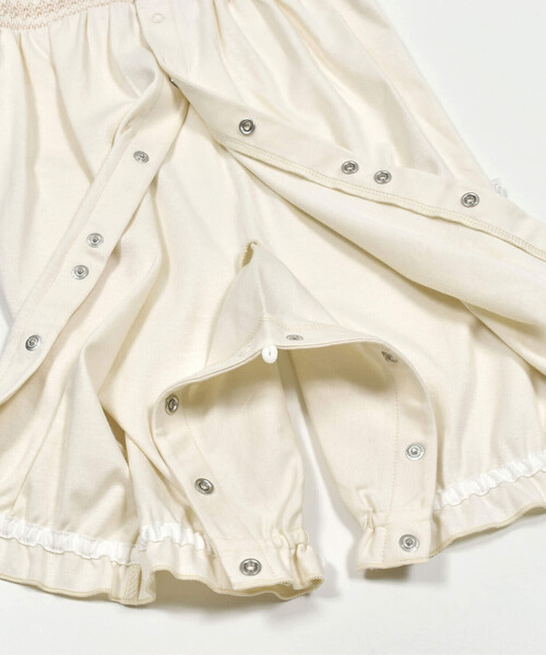 Tartine et Chocolat（タルティーヌエショコラ）の「レース襟付きスモッキング刺しゅう2Wayオールベビー(50~75cm)（ロンパース・キッズ・イエロー/オフホワイト/ピンク・FREE）」の5枚目の写真