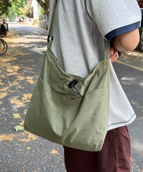 MGV(エムジーヴィー)の「ドローコードショルダーバッグ(ショルダーバッグ・メンズ・カーキ/ブラック/グリーン/アイボリー・FREE)」の4枚目の写真
