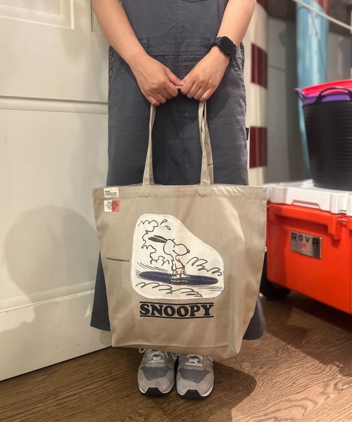 SNOOPY×OLD BETTY'S(スヌーピーカケルオールドベティーズ)の「スヌーピー【SNOOPY】Canvas Tote Bag(L) ワッペン SURFIN(トートバッグ・レディース・カーキ/グリーン/オリーブ/インディゴブルー・L)」の3枚目の写真