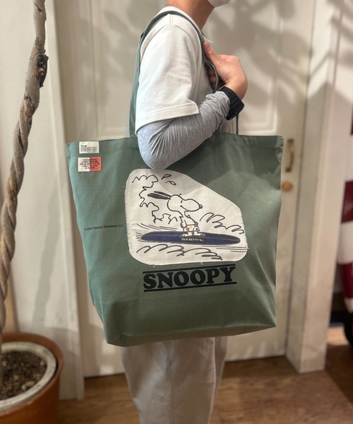 SNOOPY×OLD BETTY'S(スヌーピーカケルオールドベティーズ)の「スヌーピー【SNOOPY】Canvas Tote Bag(L) ワッペン SURFIN(トートバッグ・レディース・カーキ/グリーン/オリーブ/インディゴブルー・L)」の4枚目の写真