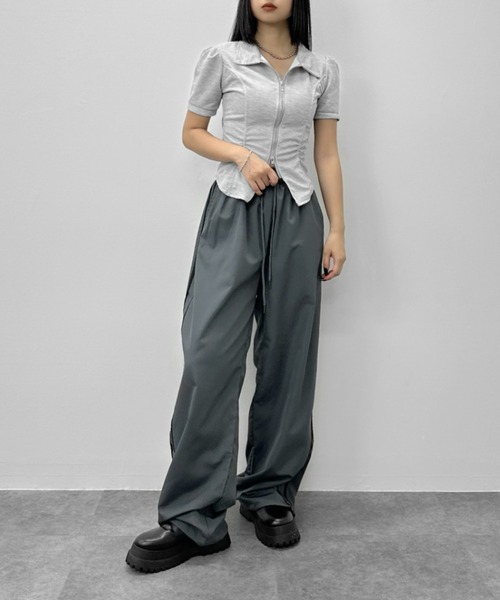 LVEU.(ラブユ.)の「【LVEU.】ダブルジップシャーリングトップス / トップス カットソー ダブルジップ ファスナー 襟付き シャーリング クロップド ショート ブラック グレー(Tシャツ/カットソー・レディース・グレー/ブラック・FREE)」の11枚目の写真