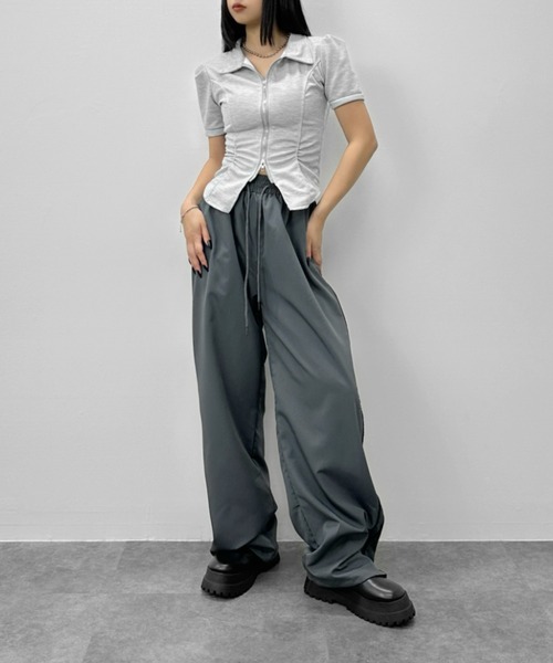 LVEU.(ラブユ.)の「【LVEU.】ダブルジップシャーリングトップス / トップス カットソー ダブルジップ ファスナー 襟付き シャーリング クロップド ショート ブラック グレー(Tシャツ/カットソー・レディース・グレー/ブラック・FREE)」の12枚目の写真
