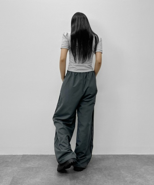 LVEU.(ラブユ.)の「【LVEU.】ダブルジップシャーリングトップス / トップス カットソー ダブルジップ ファスナー 襟付き シャーリング クロップド ショート ブラック グレー(Tシャツ/カットソー・レディース・グレー/ブラック・FREE)」の15枚目の写真