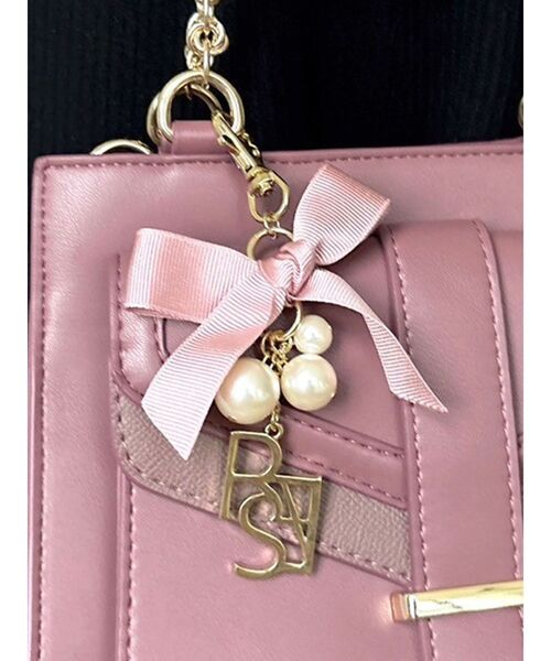 RESEXXY（リゼクシー）の「ロゴモチーフバッグチャーム（キーホルダー・レディース・ピンク/ブラック・FREE）」の2枚目の写真