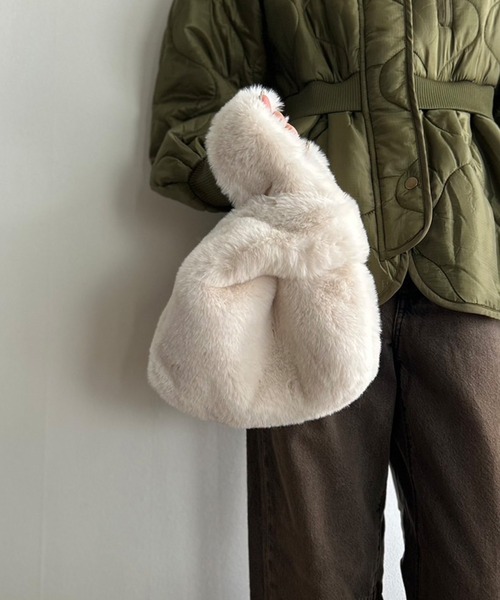 Kotoe（コトエ）の「【9色展開】 カラーエコファーバッグ ワンハンドルバッグ（ハンドバッグ・レディース・ワイン/ブルー/ピンク/キャメル/モカ/ベージュ/ダークグレー/ブラック/カーキ・FREE）」の4枚目の写真