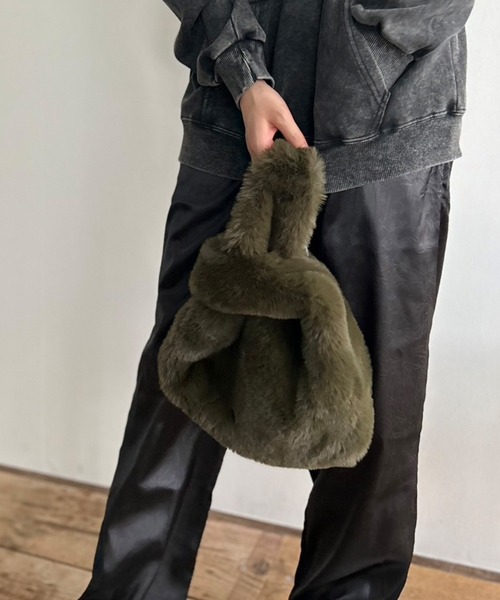 Kotoe（コトエ）の「【9色展開】 カラーエコファーバッグ ワンハンドルバッグ（ハンドバッグ・レディース・ワイン/ブルー/ピンク/キャメル/モカ/ベージュ/ダークグレー/ブラック/カーキ・FREE）」の5枚目の写真