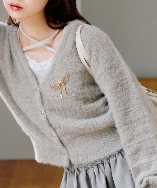 OLIVE des OLIVE(オリーブデオリーブ)の「ブローチ付フェザーカーディガン(カーディガン/ボレロ・レディース・オフホワイト/チャコールグレー/ピンク/モカ・FREE)」の4枚目の写真