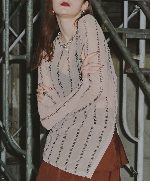 VIOLETTA（ヴィオレッタ）の「ロゴストライプ柄チュールシアートップス（Tシャツ/カットソー・レディース・チャコールグレー/ブラック/ベージュ・FREE）」の16枚目の写真