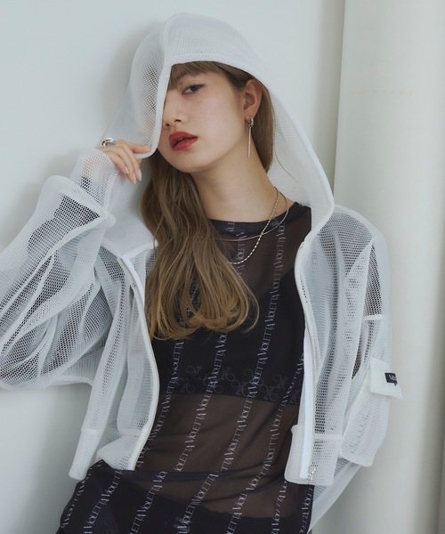 VIOLETTA（ヴィオレッタ）の「ロゴストライプ柄チュールシアートップス（Tシャツ/カットソー・レディース・チャコールグレー/ブラック/ベージュ・FREE）」の10枚目の写真