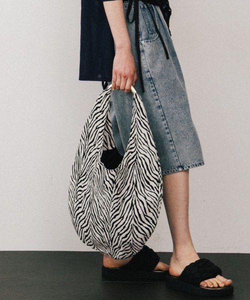 LE VERNIS（ル・ベルニ）の「LE VERNIS(ル・ベルニ)Sculpture bag M（トートバッグ・レディース・ホワイト/ブラック/ゼブラ・FREE）」の16枚目の写真