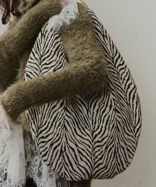 LE VERNIS（ル・ベルニ）の「LE VERNIS(ル・ベルニ)Sculpture bag M（トートバッグ・レディース・ホワイト/ブラック/ゼブラ・FREE）」の11枚目の写真