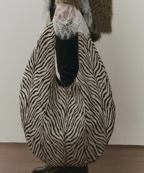 LE VERNIS（ル・ベルニ）の「LE VERNIS(ル・ベルニ)Sculpture bag M（トートバッグ・レディース・ホワイト/ブラック/ゼブラ・FREE）」の13枚目の写真