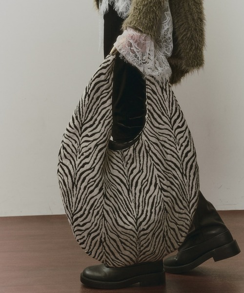 LE VERNIS（ル・ベルニ）の「LE VERNIS(ル・ベルニ)Sculpture bag M（トートバッグ・レディース・ホワイト/ブラック/ゼブラ・FREE）」の14枚目の写真