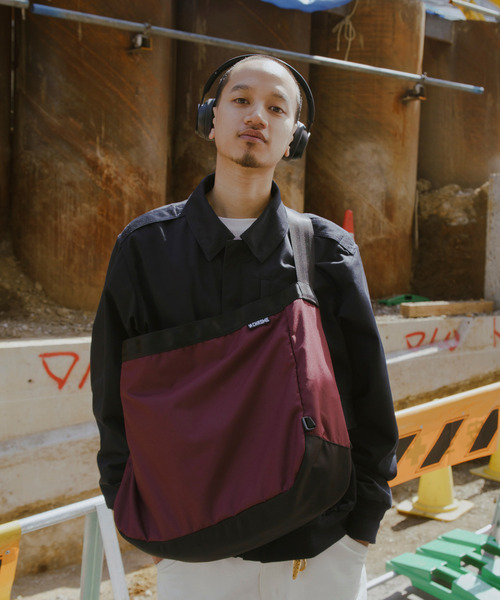 CHROME（クローム）の「［ CHROME / クローム ］NEWSPAPER MESSENGER / ニュースペーパー メッセンジャー バッグ 耐水 26L ビッグショルダーバッグ（ショルダーバッグ・メンズ・レッド系その他/オレンジ/ライトブルー/オリーブ・FREE）」の4枚目の写真