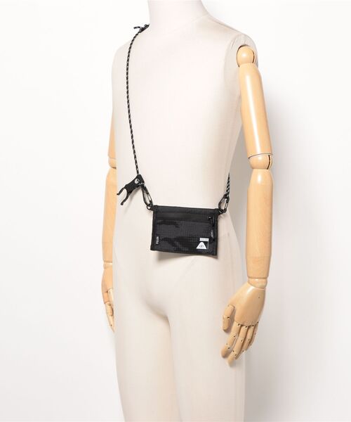 POLeR（ポーラー）の「POLeR/ポーラー ショルダーポーチ STUFFABLE DRINK POUCH 241MCV0441（ショルダーバッグ・メンズ・ブラック・FREE）」の5枚目の写真