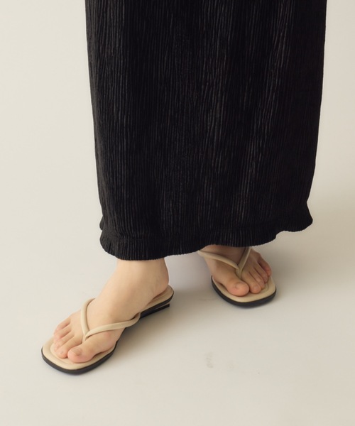 NEUNA(ヌナ)の「エコレザートングサンダル(サンダル・レディース・アイボリー/ブラック・36/38/39)」の3枚目の写真