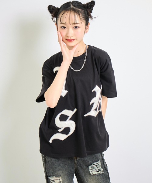 売れ筋商品|||コペンハーゲン スタジオ Tシャツ レディース トップス ANNA SEASONAL - Print T-shirt - black セール】ANAPR+S ランダムワッペンロゴ Tシャツ(キッズお揃い