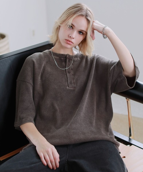 ROCHEM（ローシェン）の「ヴィンテージ加工サーマルヘンリーネックドローコードT（Tシャツ/カットソー・メンズ・ブラウン/グレー/ブラック・XS/S/M/L）」の4枚目の写真