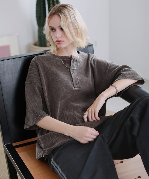 ROCHEM（ローシェン）の「ヴィンテージ加工サーマルヘンリーネックドローコードT（Tシャツ/カットソー・メンズ・ブラウン/グレー/ブラック・XS/S/M/L）」の5枚目の写真
