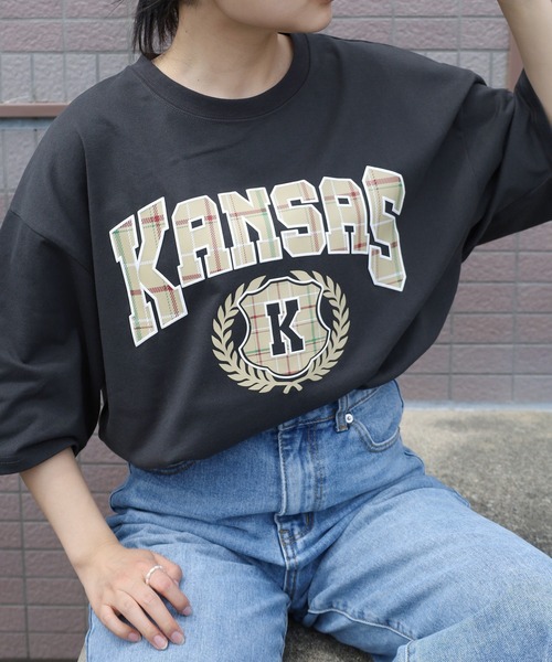 make a ray!(メイク ア レイ!)の「【81】 ワッペンロゴ カレッジデザイン Tシャツ/メンズ/レディース(Tシャツ/カットソー・メンズ・アッシュグレー/チャコールグレー/ブラック系その他/ブラック/ホワイト/ホワイト系その他/オートミール/ダークグレー・M/L/XL)」の1枚目の写真