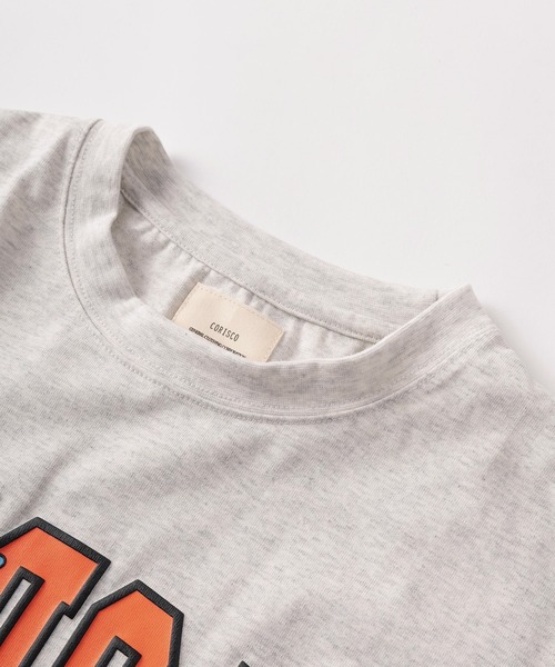 make a ray!(メイク ア レイ!)の「【81】 ワッペンロゴ カレッジデザイン Tシャツ/メンズ/レディース(Tシャツ/カットソー・メンズ・アッシュグレー/チャコールグレー/ブラック系その他/ブラック/ホワイト/ホワイト系その他/オートミール/ダークグレー・M/L/XL)」の13枚目の写真